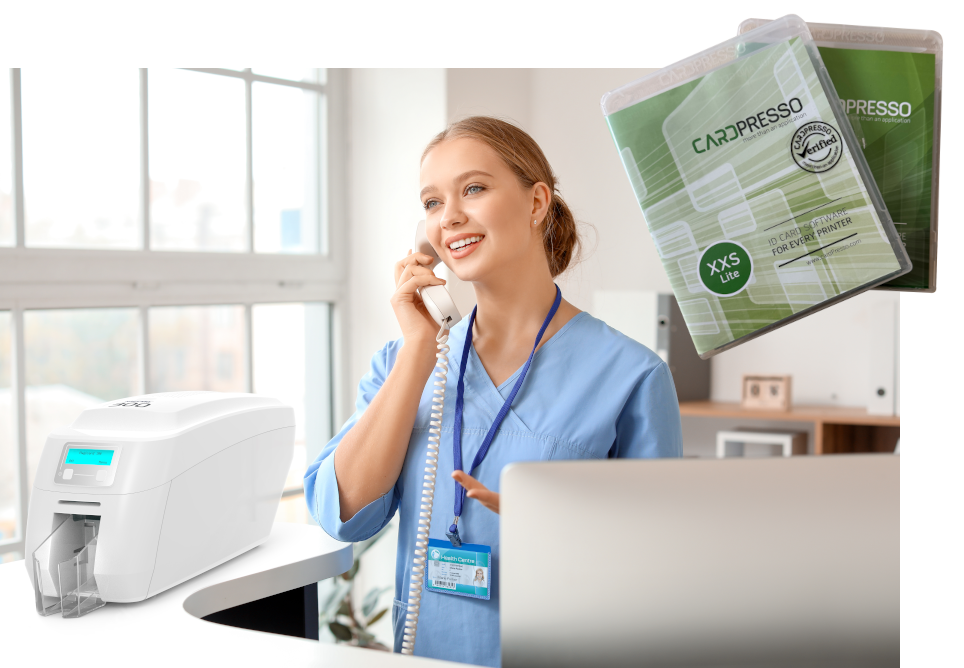 Un médecin porte un tour de cou avec un badge d'identification à coté d'une imprimante de carte MAGICARD 300.